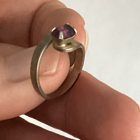 Vintage Silver Ring with Purple Gemstone and wrap around band - Picture 4 of 4